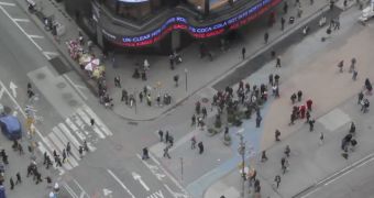 2,000 People Move in Reverse in Times Square – Video