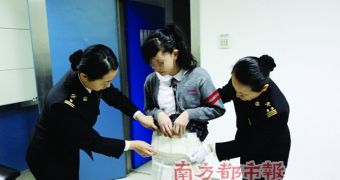 Chinese housewives smuggling goods to mainland China