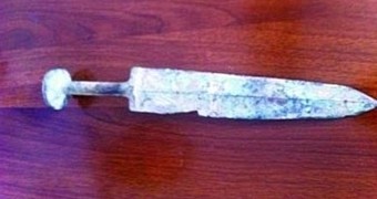 3,000-year-old bronze sword found by kid in China