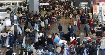 3,400 people awaited in the Narita Airport in Tokyo, for the first snowstorm of the year to pass