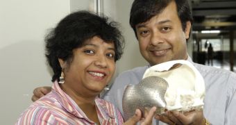 Professors Susmita Bose and Amit Bandyopadhyay show a custom-designed skull implant