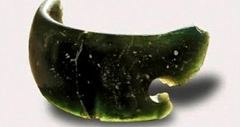 Ancient bracelet turns green under specific lighting