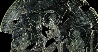 4th-century glass plate shows a beardless Jesus