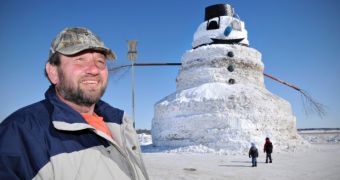 50-Foot (15.2-Meter) Snowman Guards Its Builder's Farm in Minnesota