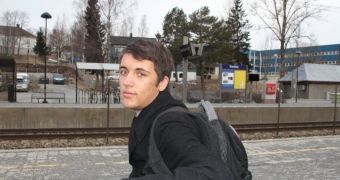 16-year-old Hallstensen Bendik and a friend return 467,200 kroner (€62,000, $81,500) found on a train