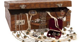 The collection holding 22 pieces of jewelry estimated at $90,000 (€66,500)