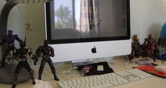 Perfect example of how frustrating an iMac's glossy screen can become, if placed wrong on the user's desk top