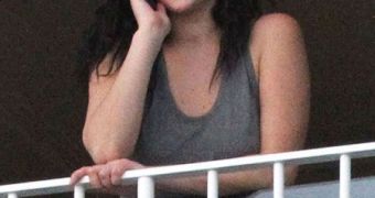 A Jennifer Lawrence Without Makeup Smokes a Blunt in Hawaii – Photos