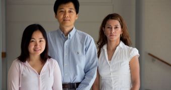 (left to right) Graduate student Sha Huang, principal research scientist Ming Dao, and research scientist Monica Diez-Silva, all from MIT
