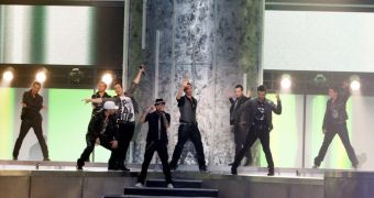 New Kids on the Block and Backstreet Boys close the 2010 AMAs as NKOTBSB