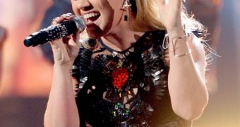 AMAs 2012: Kelly Clarkson Does Greatest Hits Medley