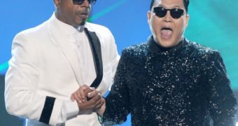 AMAs 2012: Psy, MC Hammer Rock the Stage