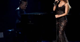 Ariana Grande performs stripped down version of “Love Me Harder” at the AMAs 2014