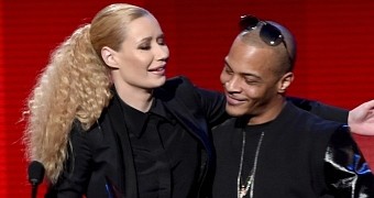 Australian rapper Iggy Azalea and mentor T.I. take to the stage at the AMAs 2014