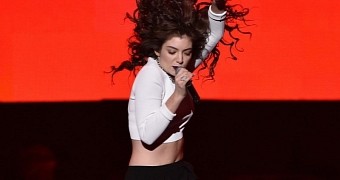 Lorde performs “Yellow Flicker Beat” for the first time live at the AMAs 2014