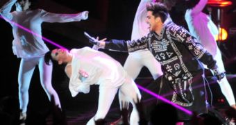 Adam Lambert Performs at VH1 Divas – Videos