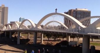 Daredevil executes crazy stunt on top of bridge