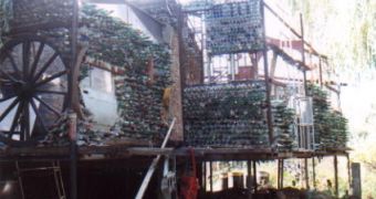 House made out of bottles, created by Tito Ingenieri