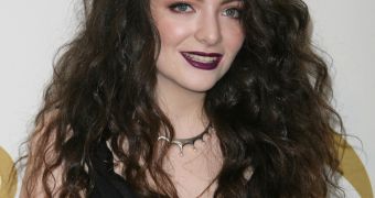 Conspiracy theorists doubt that Lorde’s real age is only 17