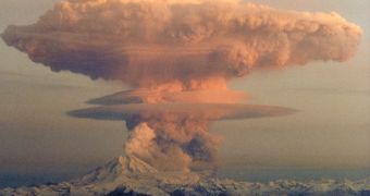 Eruption cloud from Redoubt Volcano during the 1989 spill