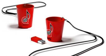 Ali Spagnola intros USB cups