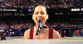 Alicia Keys Sings National Anthem at Super Bowl 2013 – Video