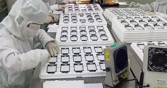 Image believed to show Wintek workers working with iPhone 5 touch-screens