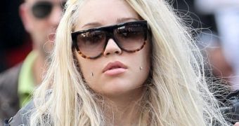 Amanda Bynes avoids jail by agreeing to do therapy in bong-throwing case