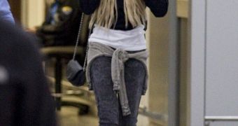 Amanda Bynes arrives in New York with bandaid on her face, amid more talk of weird behavior