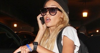 Amanda Bynes at LAX right before she was committed, telling the paparazzi her father abused her as a child