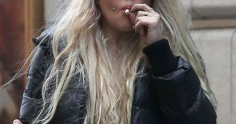 Amanda Bynes talks plastic surgery woes, thinks Barack and Michelle Obama are “ugly”