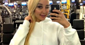 Amanda Bynes would often tweet that she wanted to get to her ideal weight, of 100 pounds (45.3 kg)