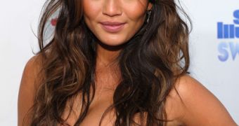 Sports Illustrated model Chrissy Teigen comes under fire from Amanda Bynes on Twitter