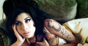 “She passed away happy,” Mitch Winehouse says of daughter Amy’s death