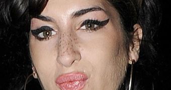 Amy Winehouse is determined to make herself unrecognizable with plastic surgery, report says