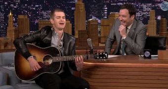 Andrew Garfiled surprises Jimmy Fallon with an acoustic version of the “Spider-Man” theme song