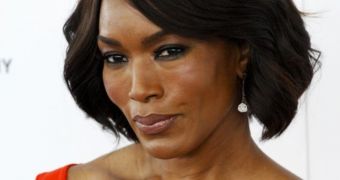 Angela Bassett is producing a Whitney Houston biopic for Lifetime, doesn’t have the support of the Houston family
