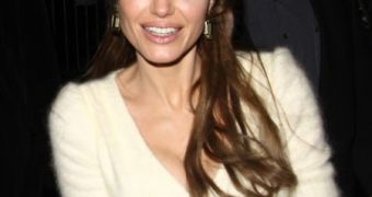 Angelina Jolie signs autographs at the NYC premiere of “The Tourist” the other night