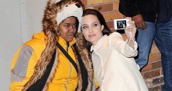 Angelina Jolie Rescues Crying Fan from Crowd, Snaps Selfies – Photo, Video