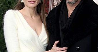 Angelina Jolie has reportedly offered Brad Pitt a $400,000 family wedding ring