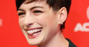 Anne Hathaway slams the rumor that she almost drowned during her Hawaiian vacation