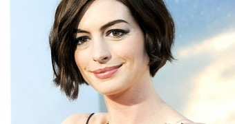 Anne Hathaway Refuses to Shake Journalist’s Hand Because She’s Afraid of Ebola