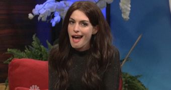 Anne Hathaway Spoofs Katie Holmes on SNL Again – Video