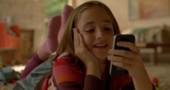 Little girl in iPhone 4S TV ad