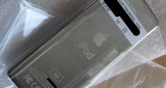 Customer receives replacement iPod nano (1st generation) from Apple, photohraphs it