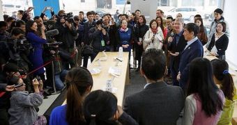 Tim Cook tweeted this image from the China Mobile iPhone launch in Beijing