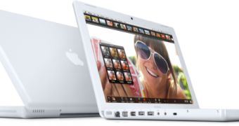 Apple White polycarbonate MacBook - marketing material