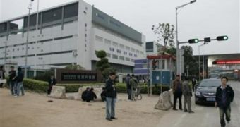 Workers walk outside Foxconn's factory complex in Guanlan (Picture taken January 22, 2010)