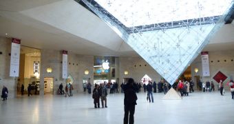 Apple Opens Louvre (Paris) Retail Store