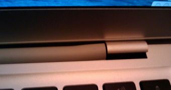 MacBook Air hinge